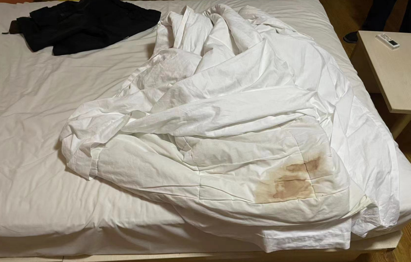 一考生入住大连7天酒店,睡了一宿才发现被子有大片血渍_腾讯新闻