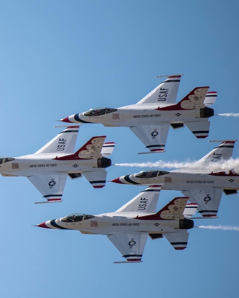 组图雷鸟飞行表演队在巴特尔克里克飞行场航展进行飞行表演