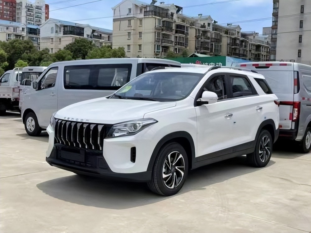 实拍新款东风风光560全新前脸68升油耗