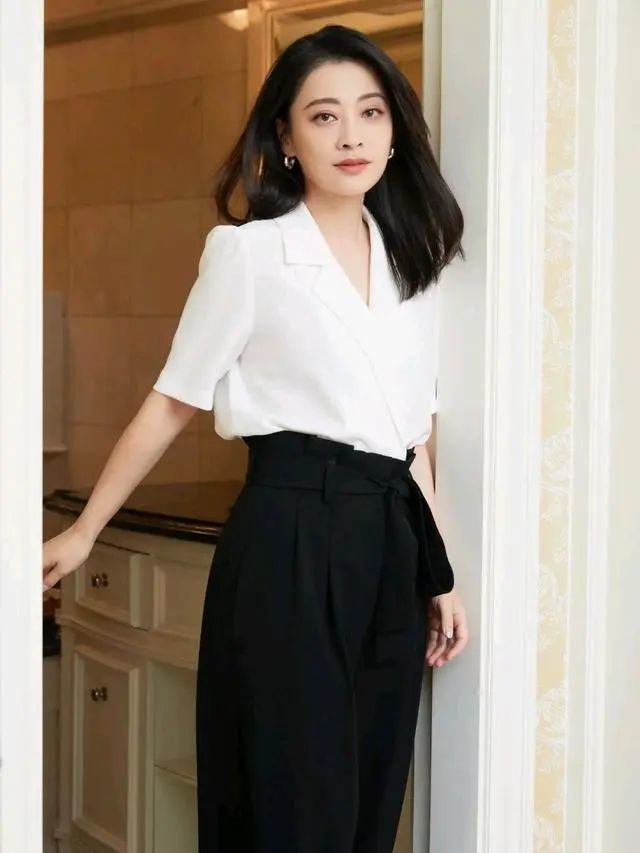 47岁的梅婷颜值在线,衣品高级有质感,阿姨的年纪少女的身材_腾讯新闻