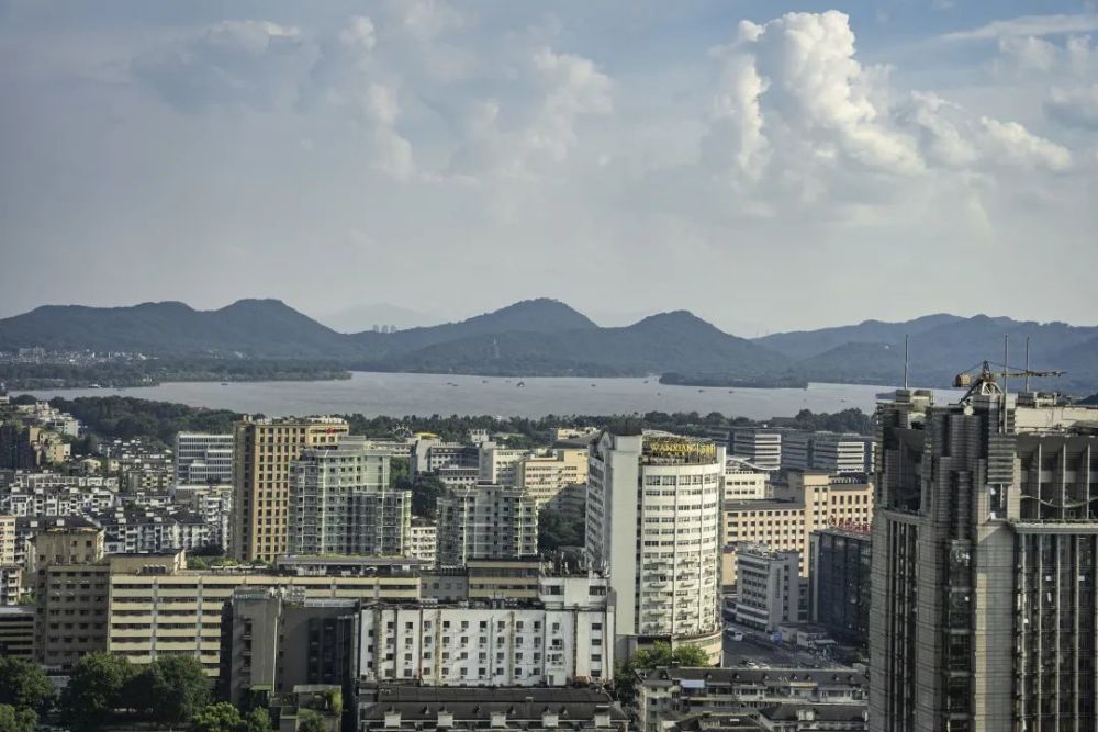 酒店地處杭州市商業區和購物區的中心地帶,在這裡不僅可以俯瞰歷史