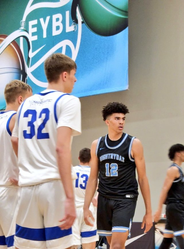 这位年轻人名叫卡梅隆-布泽尔.他今年只有14岁,身高已经达到了2.