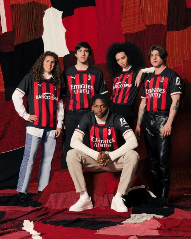 经典红黑米兰发布新赛季主场球衣:伊布,吉鲁等出镜