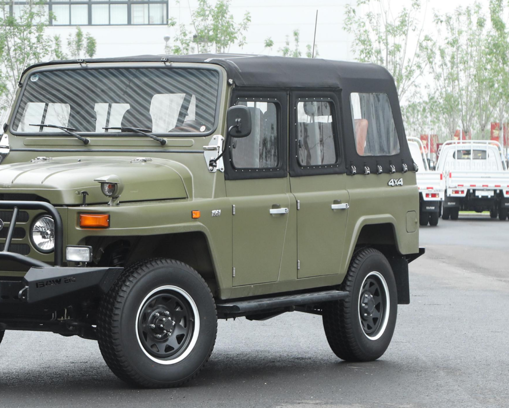 新款bj212亮相军绿涂装配软顶车头挂红旗换皮座椅20l动力