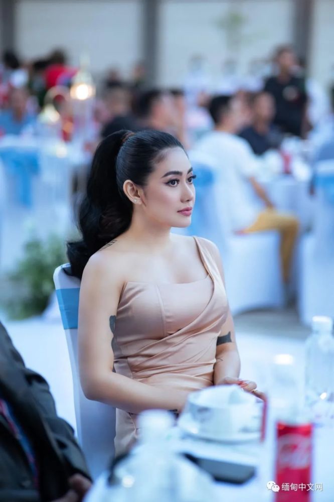 缅甸著名性感模特现身一武装的总部,参加神秘人的婚礼_腾讯新闻