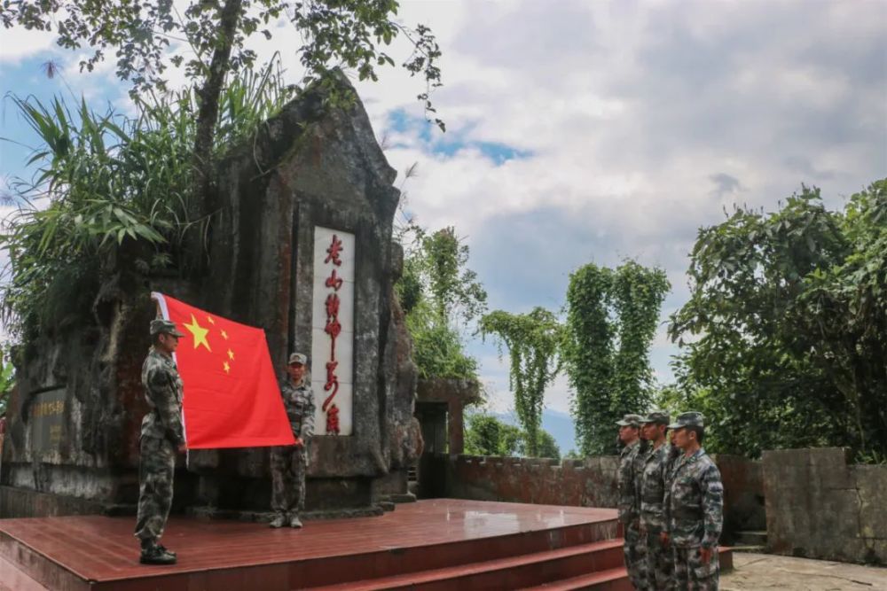 逐夢強軍的五年，他們的腳步愈發鏗鏘英語小笑話帶翻譯簡短