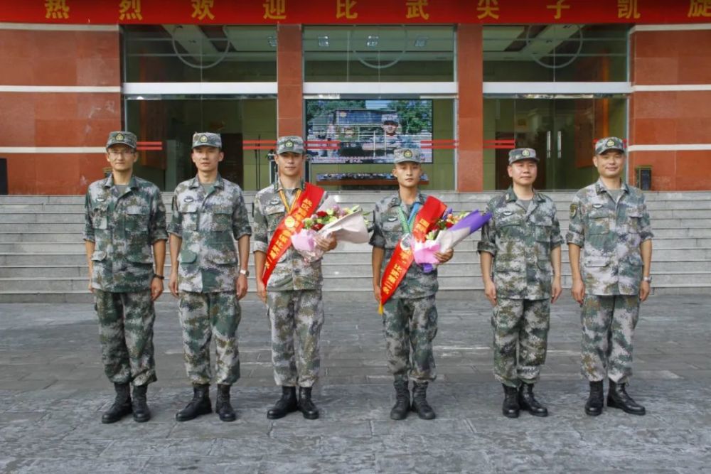 逐夢強軍的五年，他們的腳步愈發鏗鏘英語小笑話帶翻譯簡短