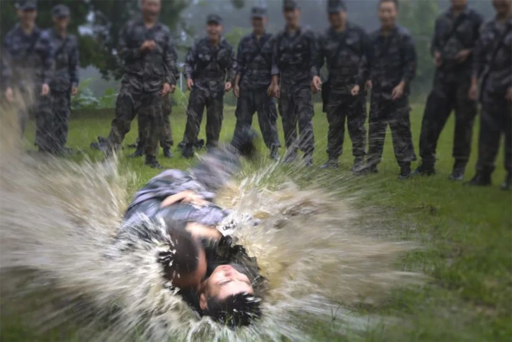 逐夢強軍的五年，他們的腳步愈發鏗鏘英語小笑話帶翻譯簡短