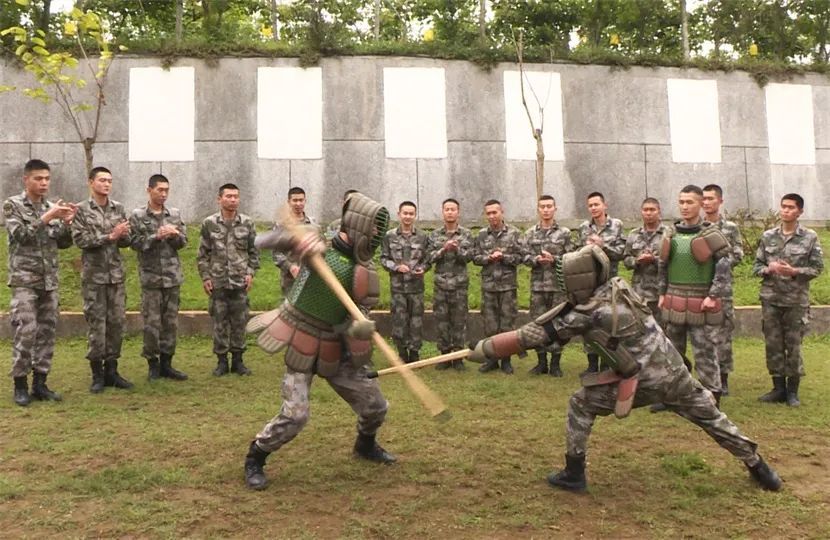 逐夢強軍的五年，他們的腳步愈發鏗鏘英語小笑話帶翻譯簡短