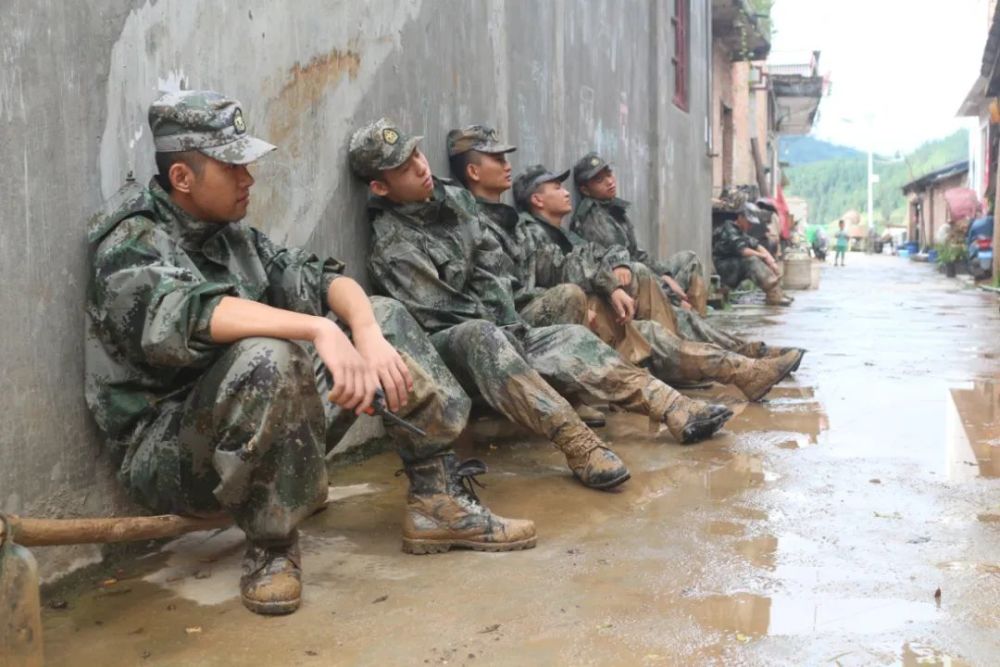 逐夢強軍的五年，他們的腳步愈發鏗鏘英語小笑話帶翻譯簡短