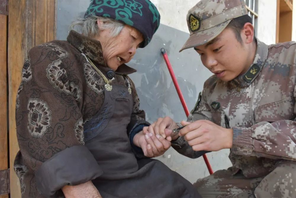 逐夢強軍的五年，他們的腳步愈發鏗鏘英語小笑話帶翻譯簡短