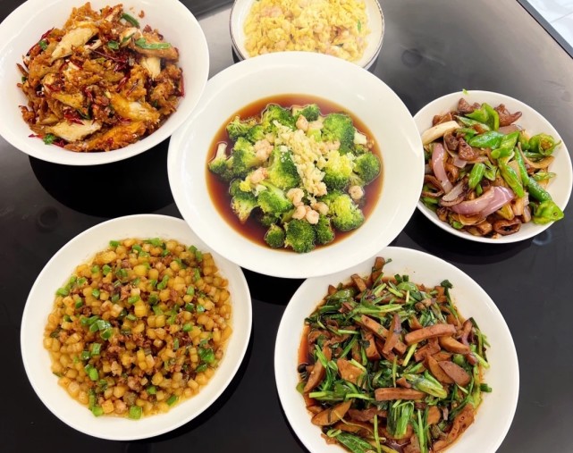 广东领导来家里吃饭,妻子做一桌菜招待,丈夫:这菜让我抬不起头