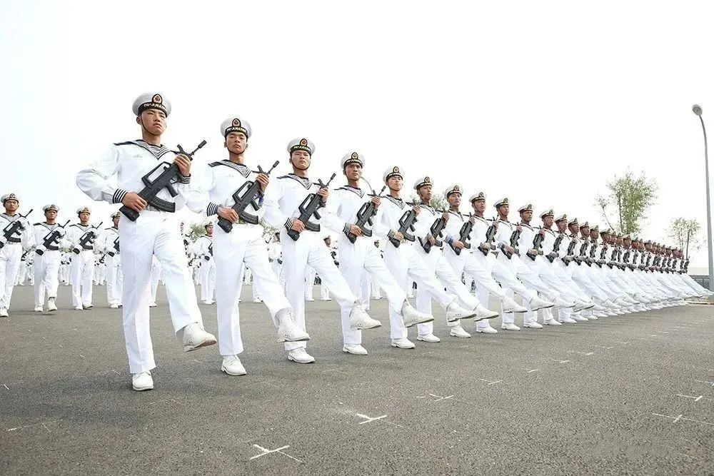 逐夢強軍的五年，他們的腳步愈發鏗鏘英語小笑話帶翻譯簡短