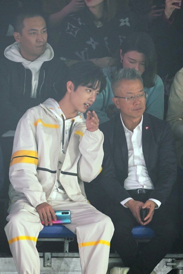 肖战的帅气一般人模仿不来,穿运动套装端坐,真有男大学生的样子