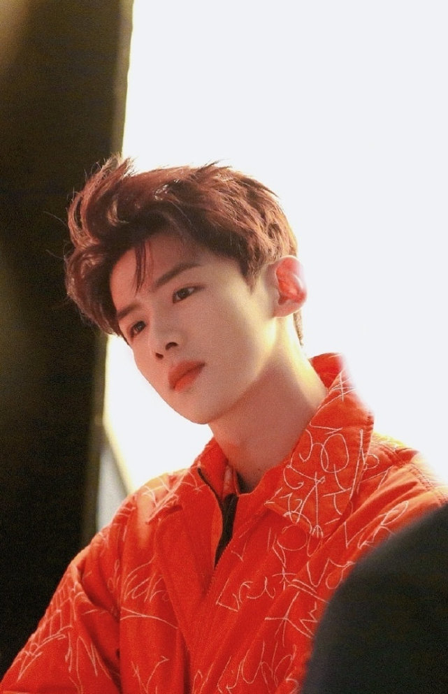 白敬亭《长风渡》路透,雪中红衣撑伞,白色毛领披风,氛围感拉满