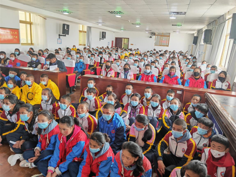 7月4日,仲巴县公安局集中县中学所有毕业生开展"弘扬法治精神,培育