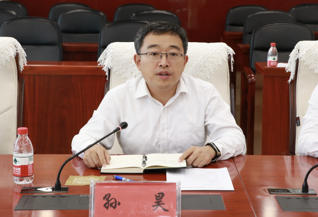 签约仪式上,海勃湾区委副书记,政府区长崔洪波与东方希望集团光伏板块