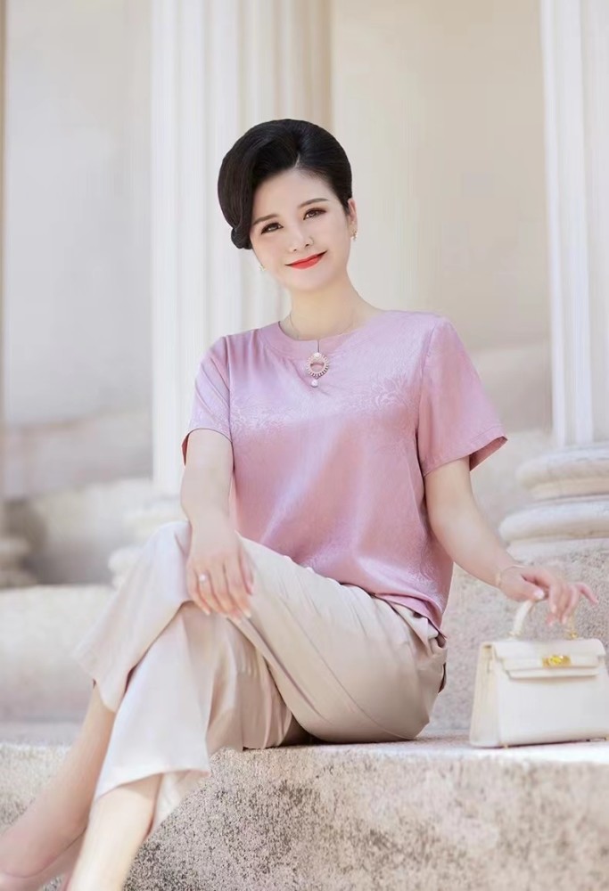 换个赛道做中老年服装模特,"90后"小姐姐成了妈妈们最爱的时尚阿姨