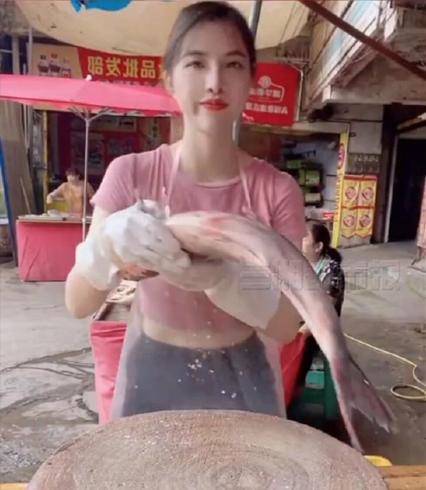 网上走红的隆昌"卖鱼西施":背后无团队 工作好才是最美的