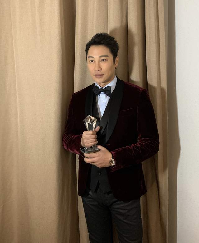 53岁tvb男星谭耀文独自赶飞机,拿6包行李无助理,被赞低调接地气-腾讯