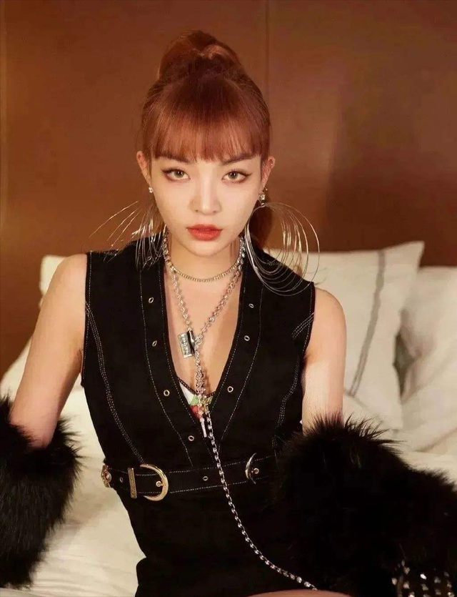 vava被指抄袭严浩翔,节奏几处高度相似,被扒抄袭多名外国歌手