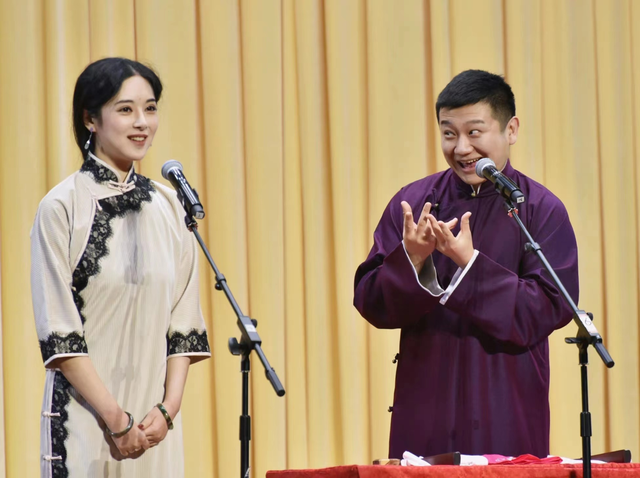 在女生稀少的相声圈中,花筱鸳凭借超高的颜值和娇俏的身段慢慢走红