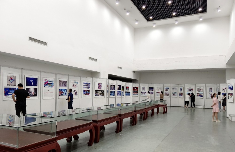 《百名摄影师聚焦冰雪奥运》图片全国巡展在安徽省马鞍山市图书馆开展