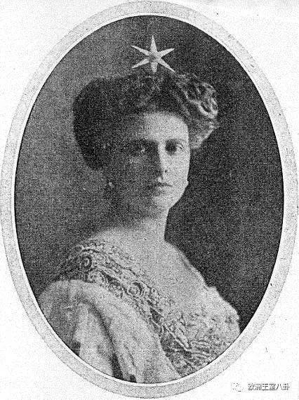 菲利普嫁到黑森的悲催姐姐塞西莉戴过一顶星星王冠,照片很好看但资料