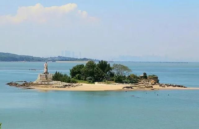 金门建功屿:昔日为台军据点,如今游人可登岛远眺厦门观音山