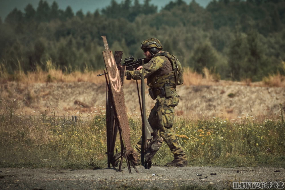 捷克士兵綜合戰術訓練先投手榴彈再抵近射擊鋼板靶只能強顏歡笑