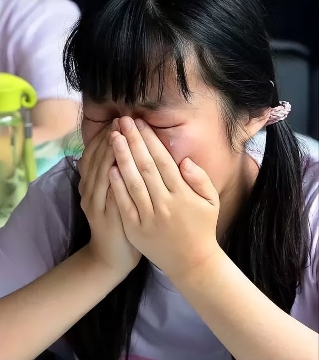 学生高考450分崩溃大哭多年努力的结果与200多分的一样