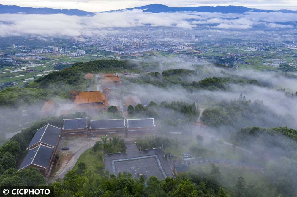 湖南靖州云雾缭绕飞山美