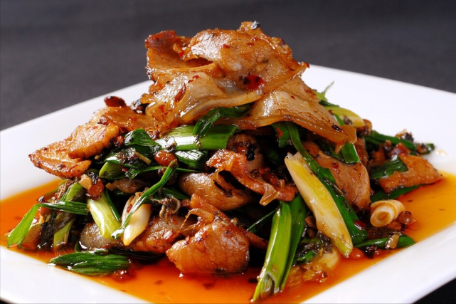 炒回锅肉,切忌直接下锅,谨记2个窍门,越嚼越香,更入味不油腻