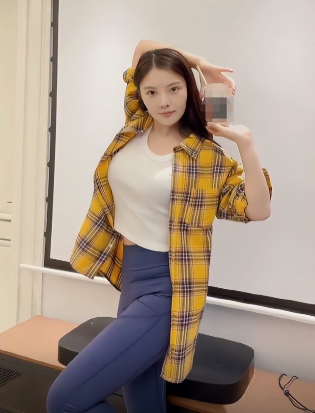 徐冬冬素颜吃铁锅炖大鹅,手上勺子比巴掌还大,穿紧身衣身形丰满