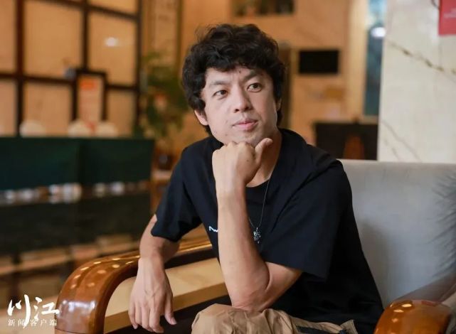 日本导演竹内亮来拍纪录片了,念念不忘泸州的酒_腾讯新闻