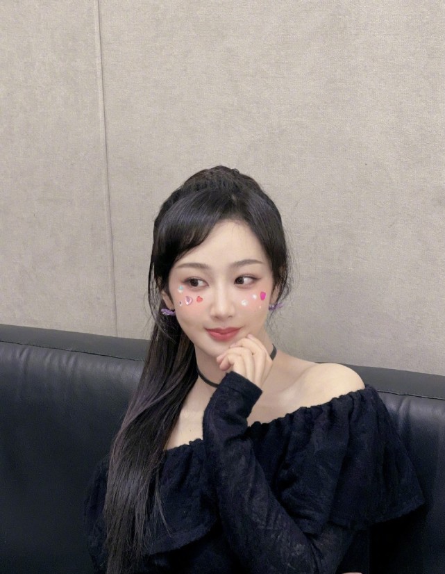 杨紫更新动态晒美照穿一字肩长裙大秀迷人锁骨嘟嘴卖萌超可爱