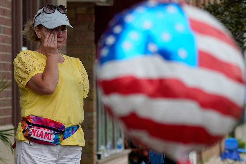 美国独立日枪击案现场：民众尖叫奔逃，散落的童车上插着国旗