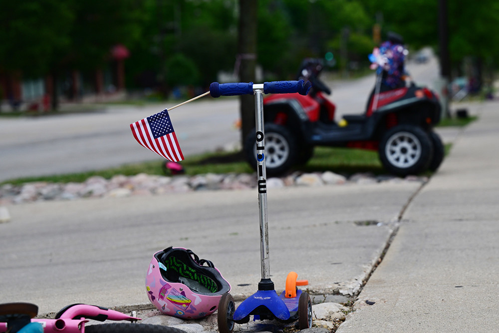 美国独立日枪击案现场：民众尖叫奔逃，散落的童车上插着国旗小小影院