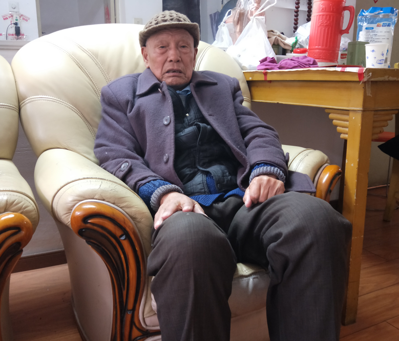 回忆起当时的经历,郭林大话音颤抖,眼眶湿润.