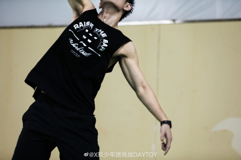 肖战晒羽毛球运动照,发带无袖背心,手臂线条,满满的少年气_腾讯新闻