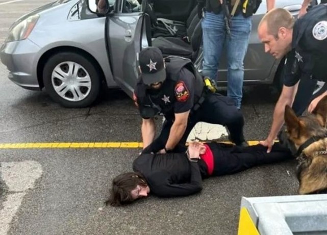 芝加哥枪击案:22岁嫌犯在屋顶开枪,受害者从8岁到85岁不等