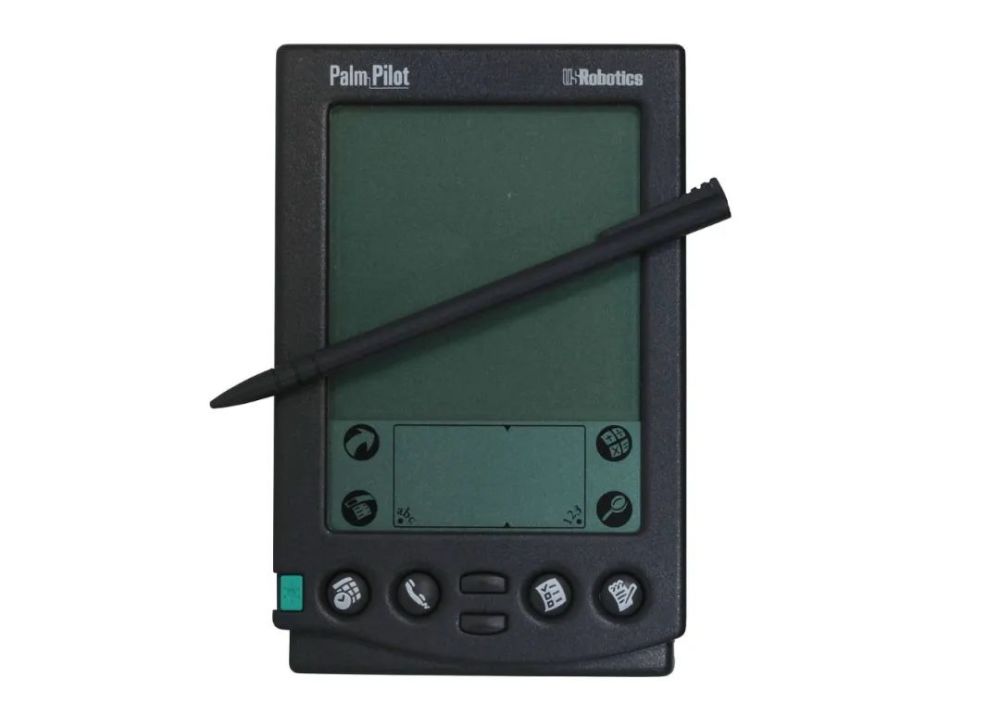 我们说过,palm 以 pda 起家,在 1990 年代取得了不俗表现.