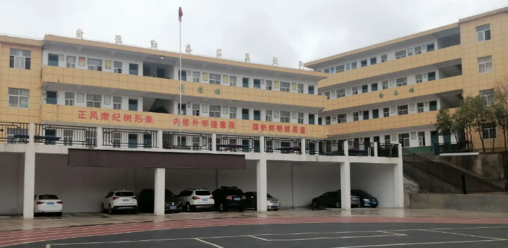 霞峰镇,隶属于江西省上饶市广丰区,地处广丰区西部,东邻丰溪街道,大石