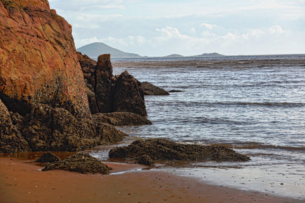 浙江舟山的"黑沙滩",连沙子都是水流的形状,宛如身在北欧