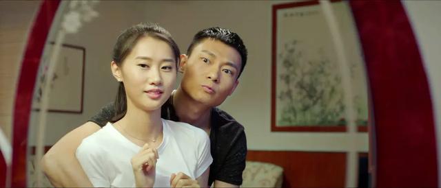 巩天阔和妻子黄一惠闫学晶的好友巩汉林的儿子巩天阔也是演员,同样在