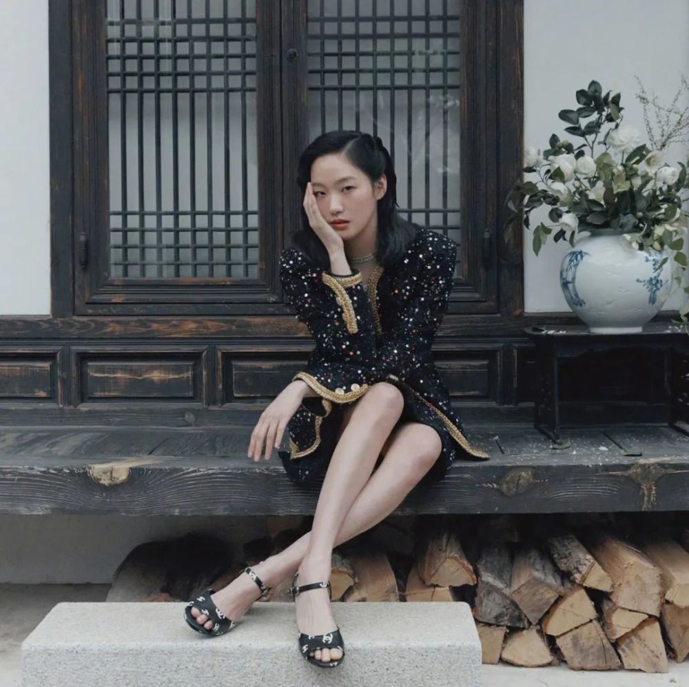 韩国女星金高银《elle》封面大片,烟熏妆羊毛卷酷劲十足_腾讯新闻
