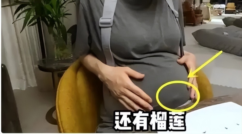 怀二胎时因为肚脐眼往外秃,网友猜测是男孩(实际生的是男孩).