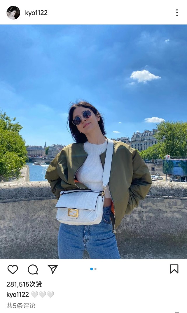 41岁宋慧乔晒巴黎旅游照,穿露脐装火辣有型,大长腿十分抢镜
