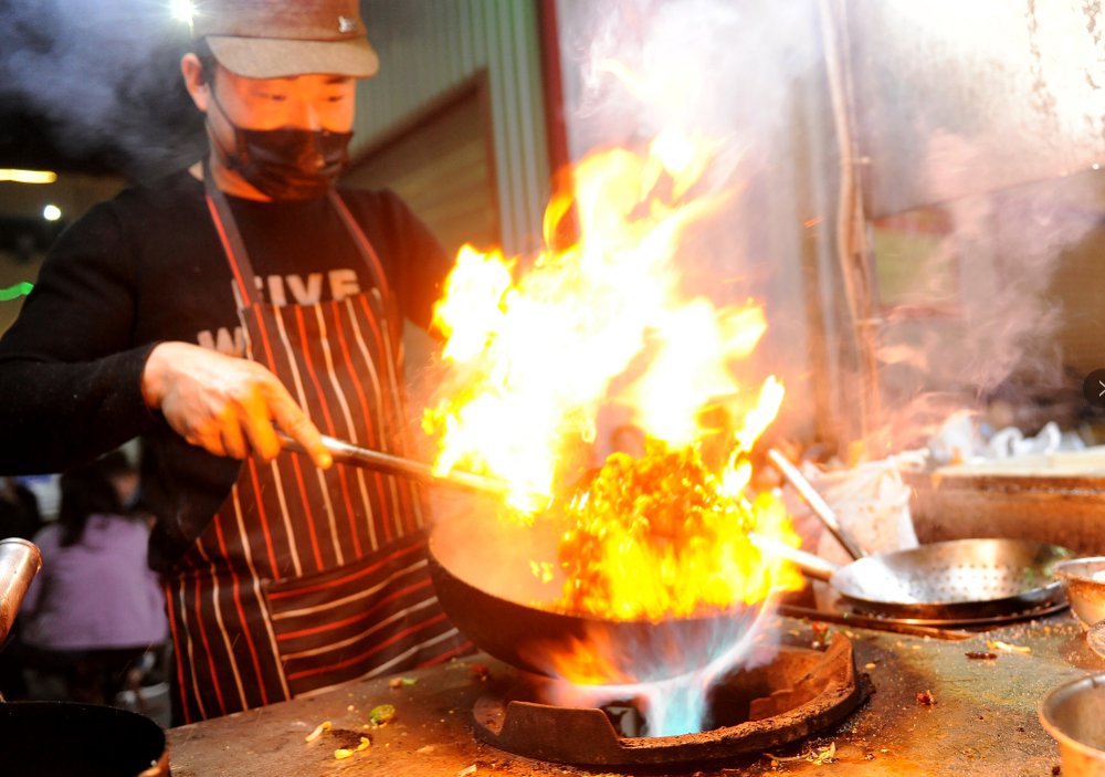 环联夜市以小吃,炒菜,娱乐为主的吃喝玩乐式地摊老东门以销售蔬菜