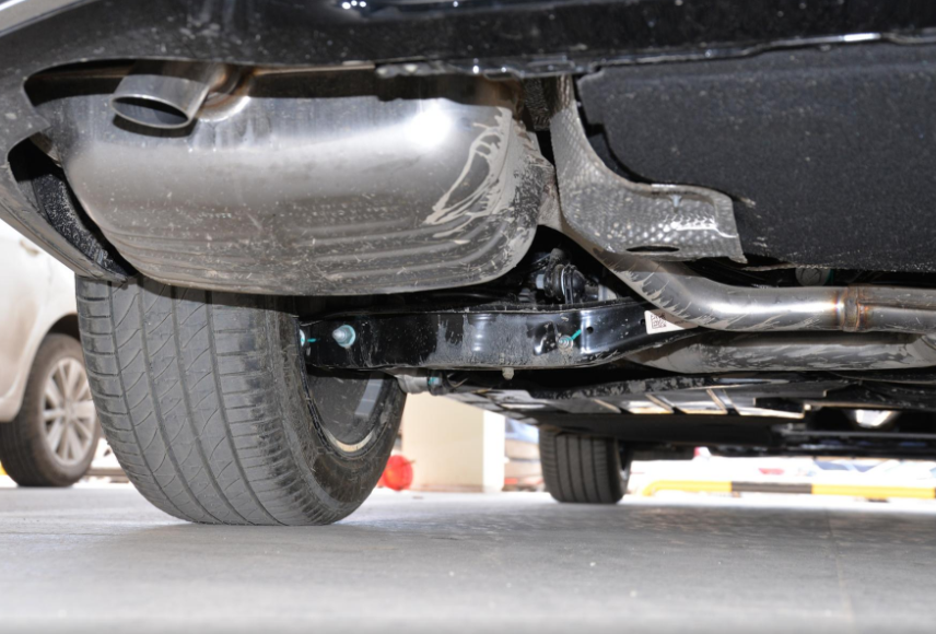 底盘方面大众迈腾全系采用了前麦弗逊式独立悬挂以及后多连杆式独立